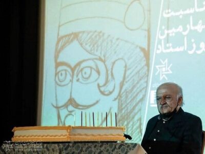 علی‌اکبر صادقی، در حال بریدن کیک تولد ۸۴ سالگی خود/ عکس