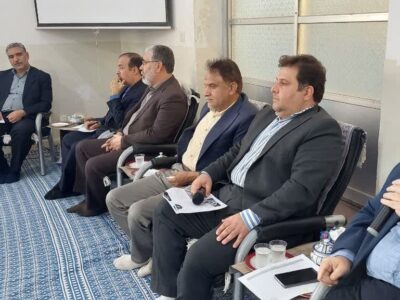 نشست جمعی از کارآفرینان، صنعتگران، شرکت های دانش بنیان و نمایندگان تشکل های کارگری شهرستان میبد با آیت الله اعرافی از دریچه دوربین