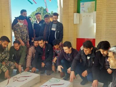 عطرافشانی گلزار مطهرشهدای گمنام دانشگاه آزاد توسط پرسنل شهرک صنعتی جهان آبادمیبد