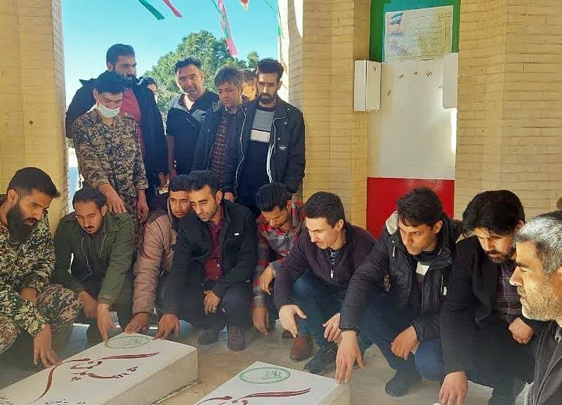 عطرافشانی گلزار مطهرشهدای گمنام دانشگاه آزاد توسط پرسنل شهرک صنعتی جهان آبادمیبد