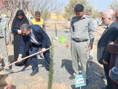 غرس نهال به یاد محیط بان شهید، علی اکبرقنبری زاده در شهرک صنعتی جهان آباد میبد