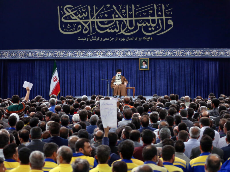 رهبر معظم انقلاب:ارزش کارگر، ارزشِ حیات جامعه است/بسیاری از آسیب ها و فسادها بر اثر بیکاری است.