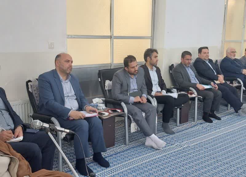 آیت الله اعرافی خطاب به استاندار و مدیران کل استان: کمک های استان کافی نیست، گره های صنعت میبد را باز کنید.