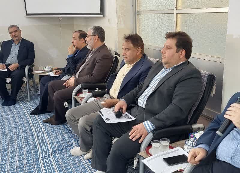 نشست جمعی از کارآفرینان، صنعتگران، شرکت های دانش بنیان و نمایندگان تشکل های کارگری شهرستان میبد با آیت الله اعرافی از دریچه دوربین