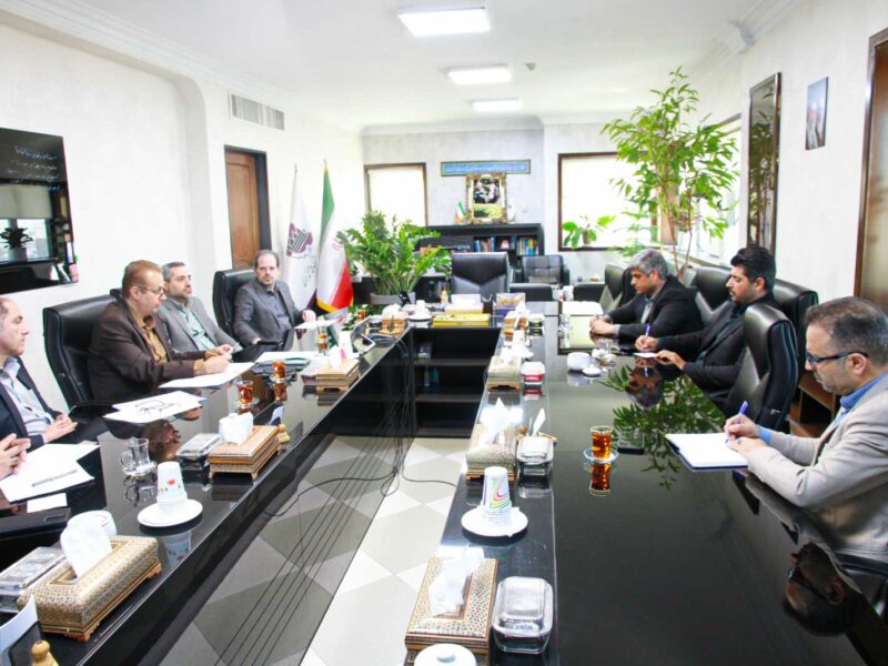 نشست مشترک عضو کمیسیون عمران مجلس و سرپرست ایزیپو برای رفع موانع زیرساختی شهرک‌های صنعتی
